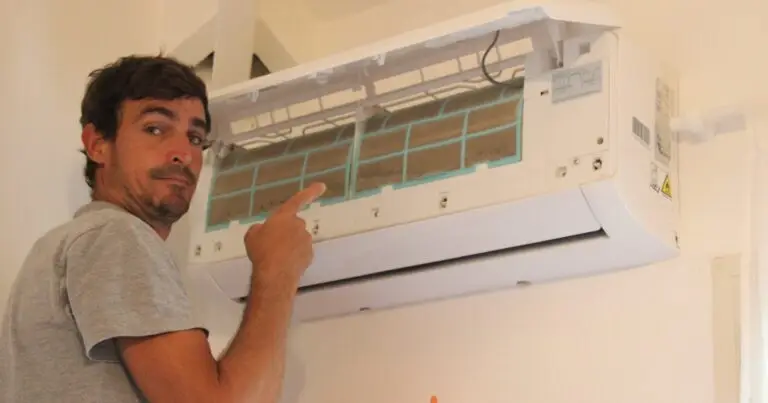 Technicien KaruClim en intervention sur une climatisation